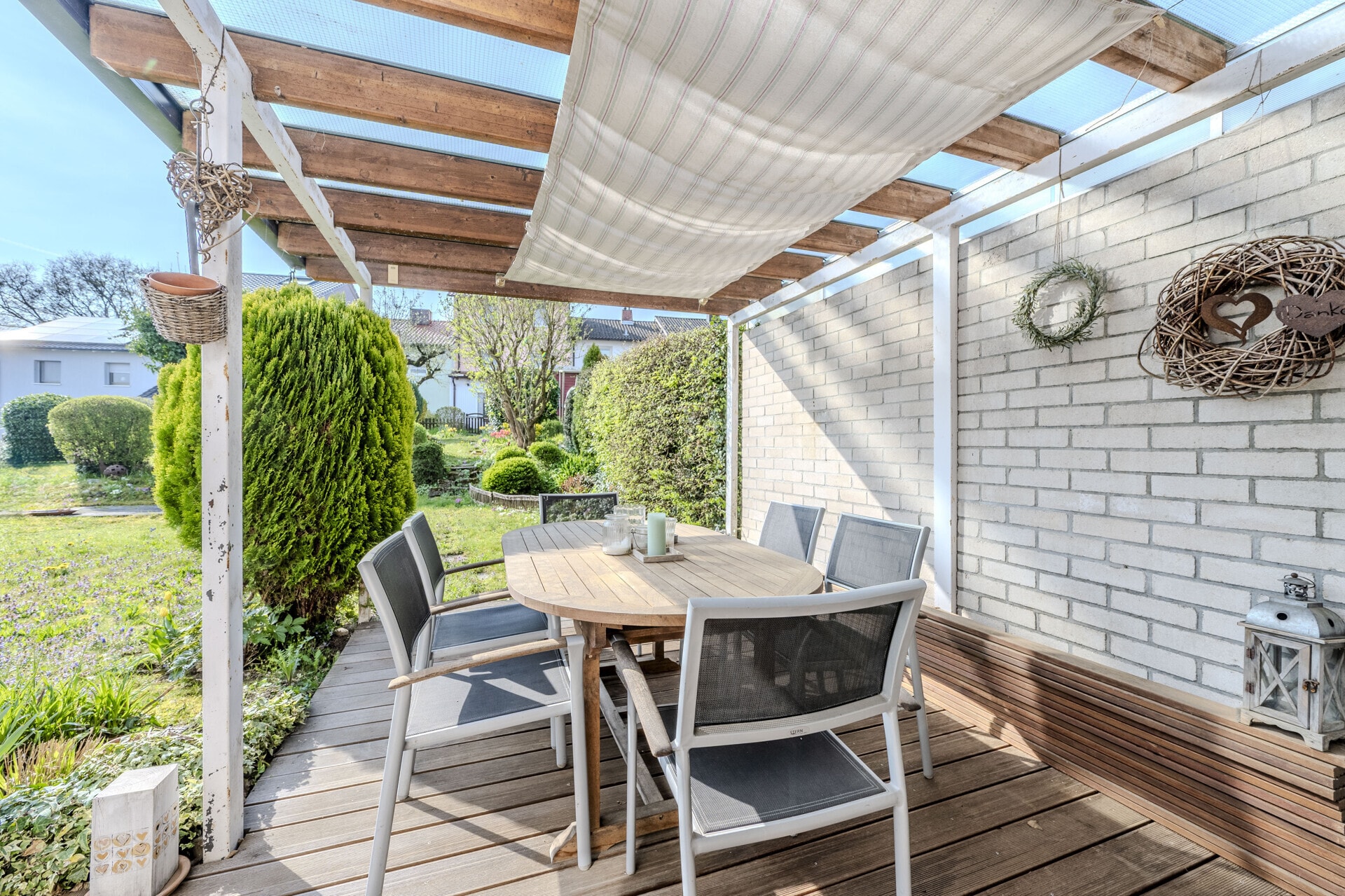 Sonnige Terrasse mit direktem Zugang zum Garten