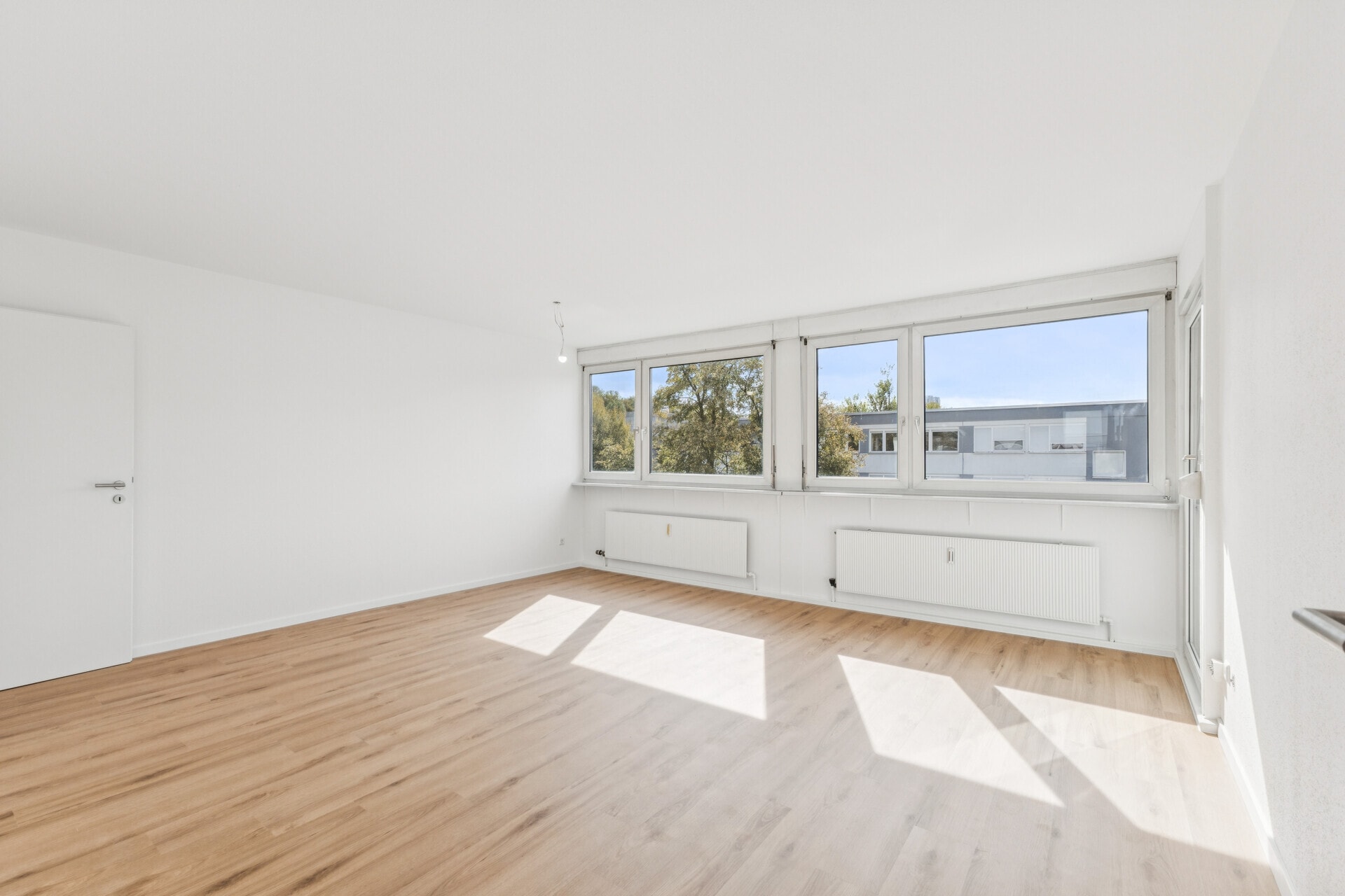 Lichtdurchflutetes, großzügiges Wohnzimmer