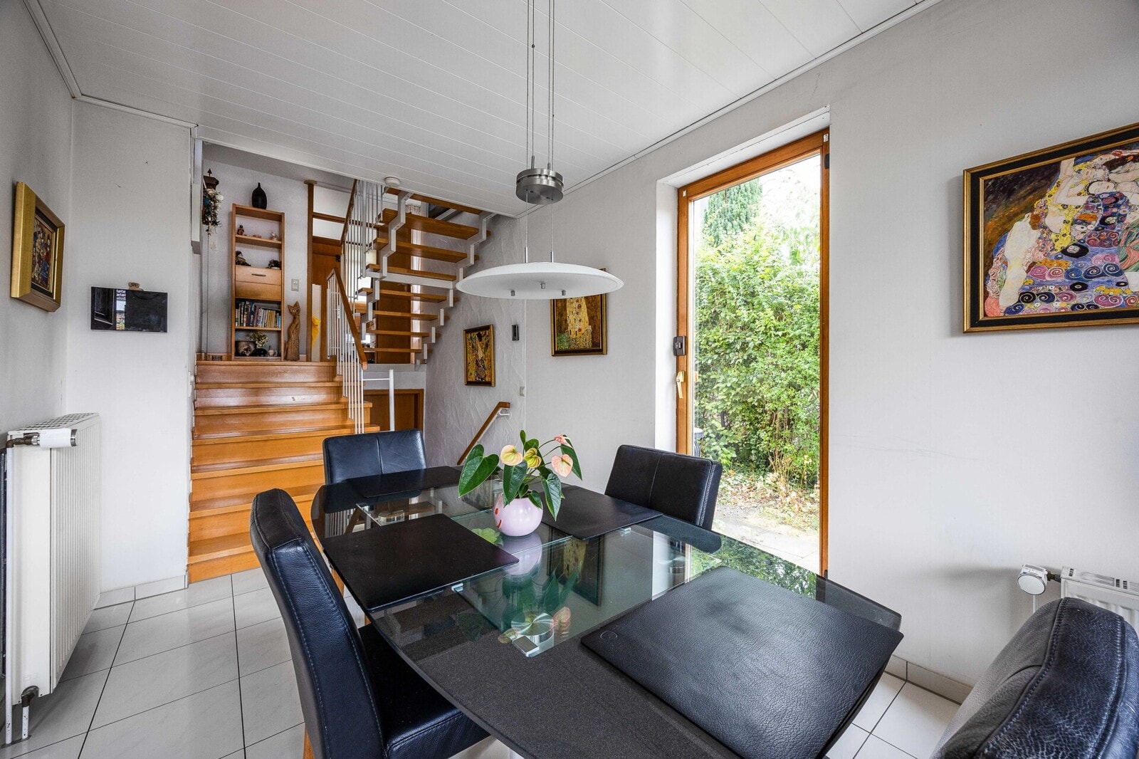 Split-Level-Reiheneckhaus mit Garten, Balkon und Garage in familienfreundlicher Lage