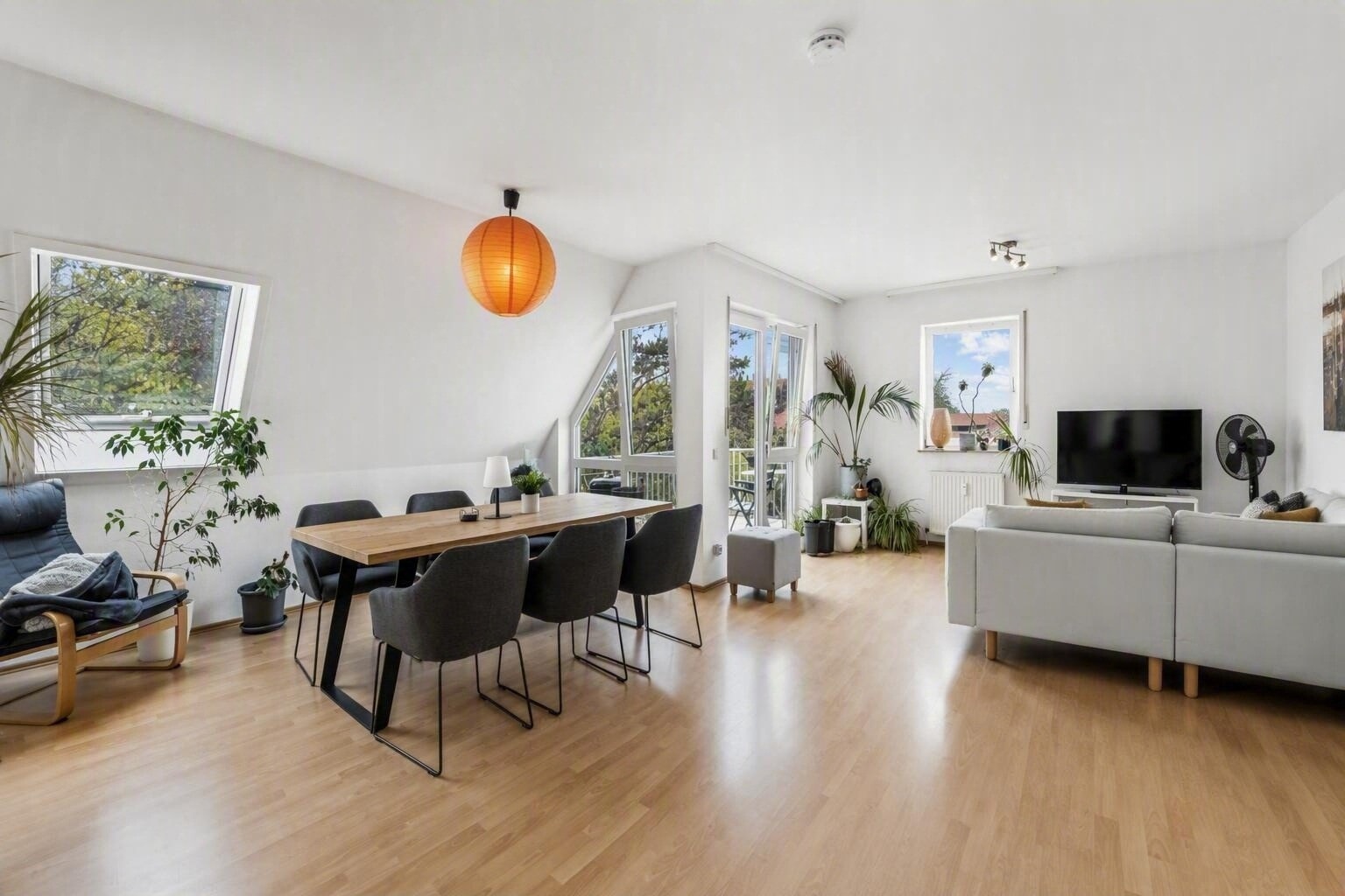 Lichtdurchflutetes Wohn- und Esszimmer