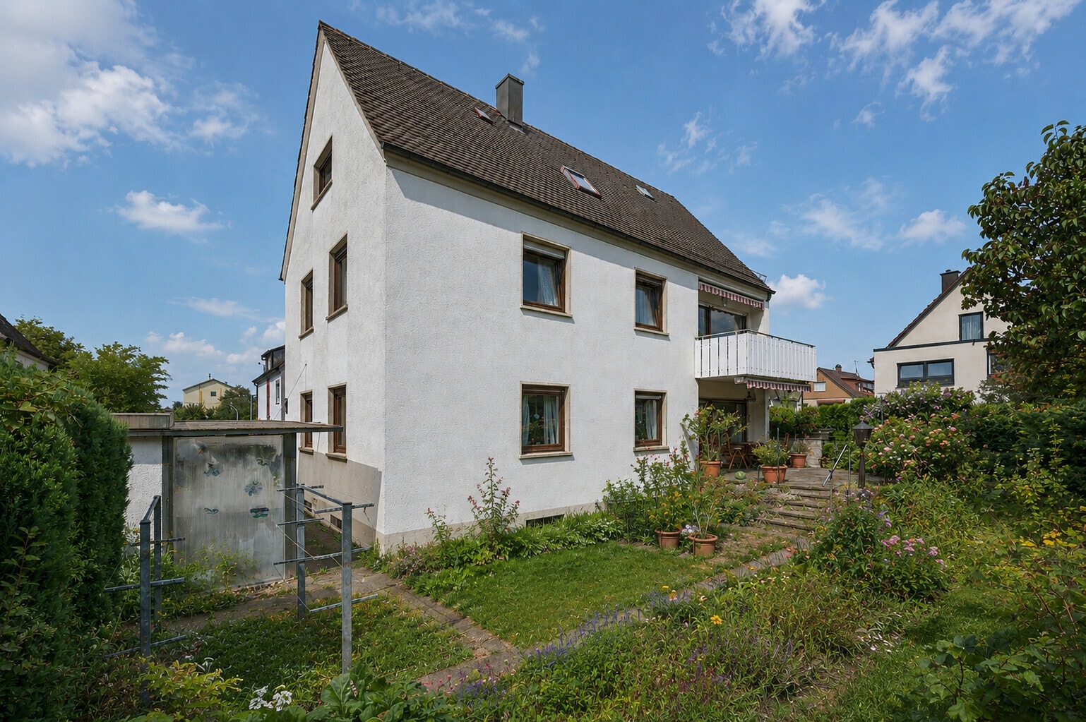 Großzügiges Zweifamilienhaus mit Gartenidylle und vielseitigen Nutzungsmöglichkeiten in Ludwigsburg