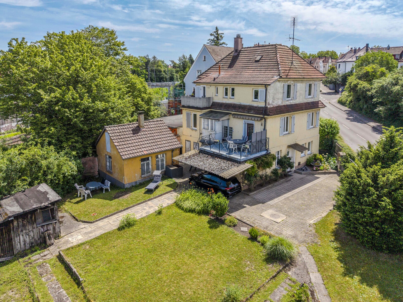 Freiraum & Möglichkeiten: Freistehendes MFH mit großem Garten und Entwicklungspotenzial
