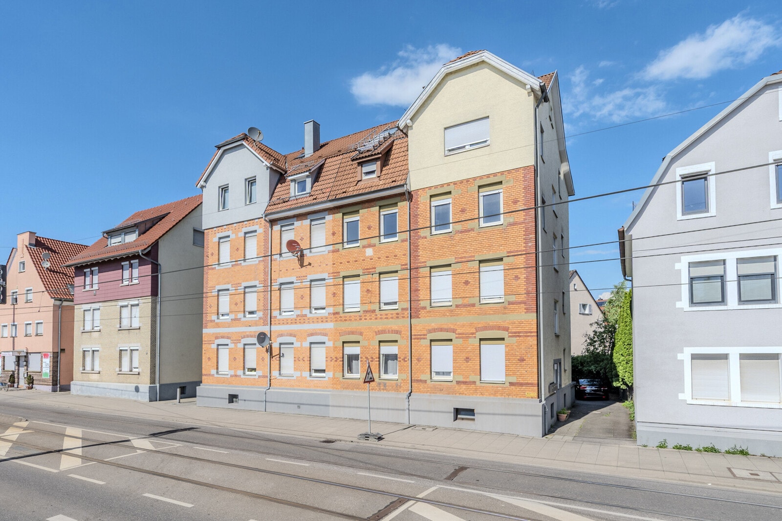 Altbaucharme trifft Werthaltigkeit – 3-Zimmer-Wohnung in zentraler Lage