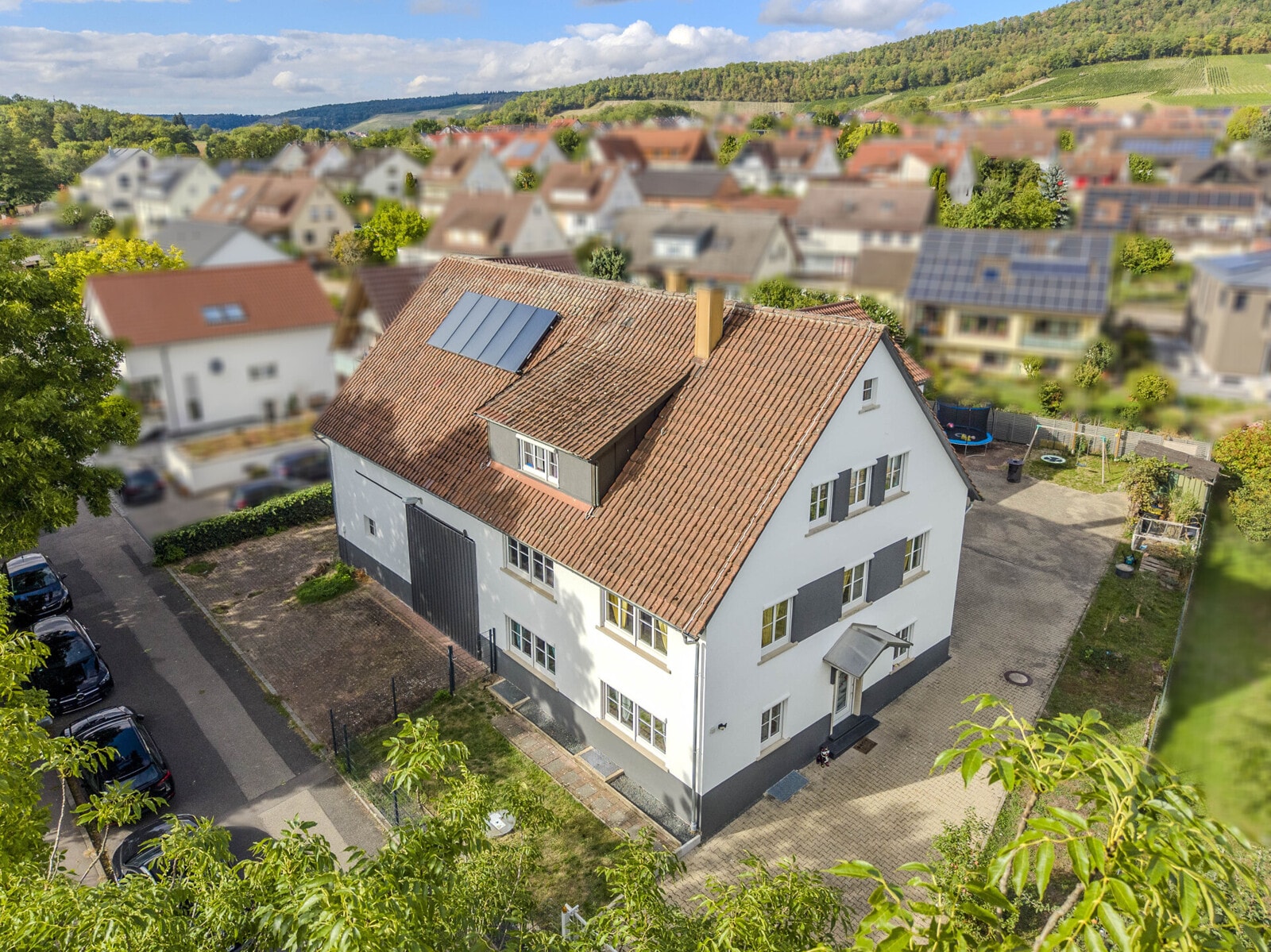 Familienanwesen mit Entwicklungschancen und Platz für Beruf, Hobby und Fuhrpark