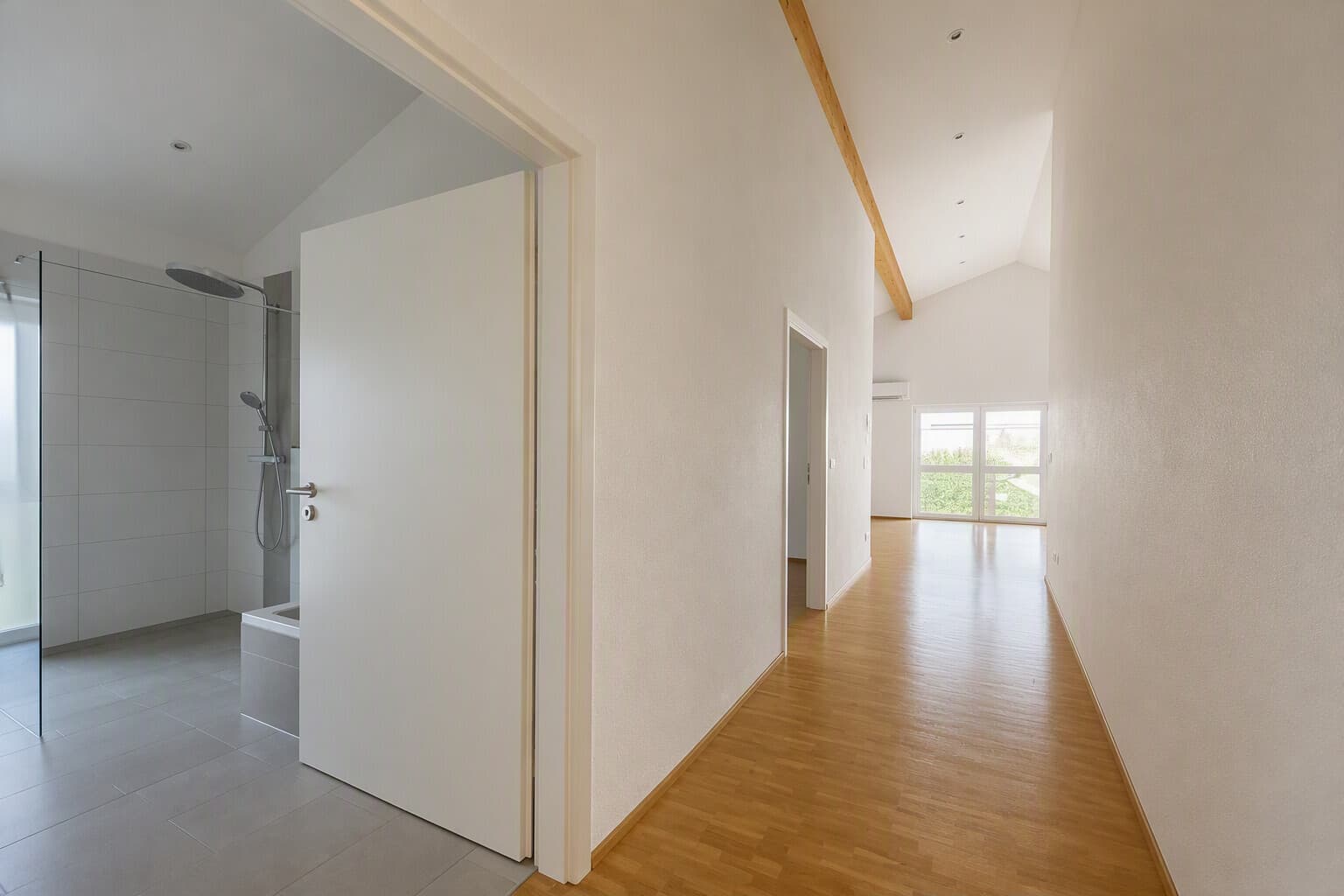 Großzügiges Wohnen mit Süd-Balkon, Klimaanlage und Einbauküche
