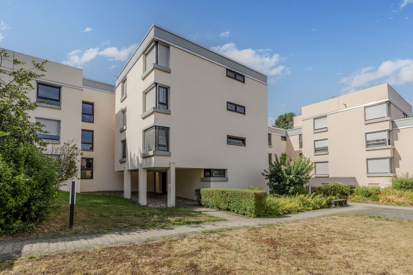 Bezugsfrei & gut geschnitten – 2,5 Zimmer mit Balkon und Tiefgarage